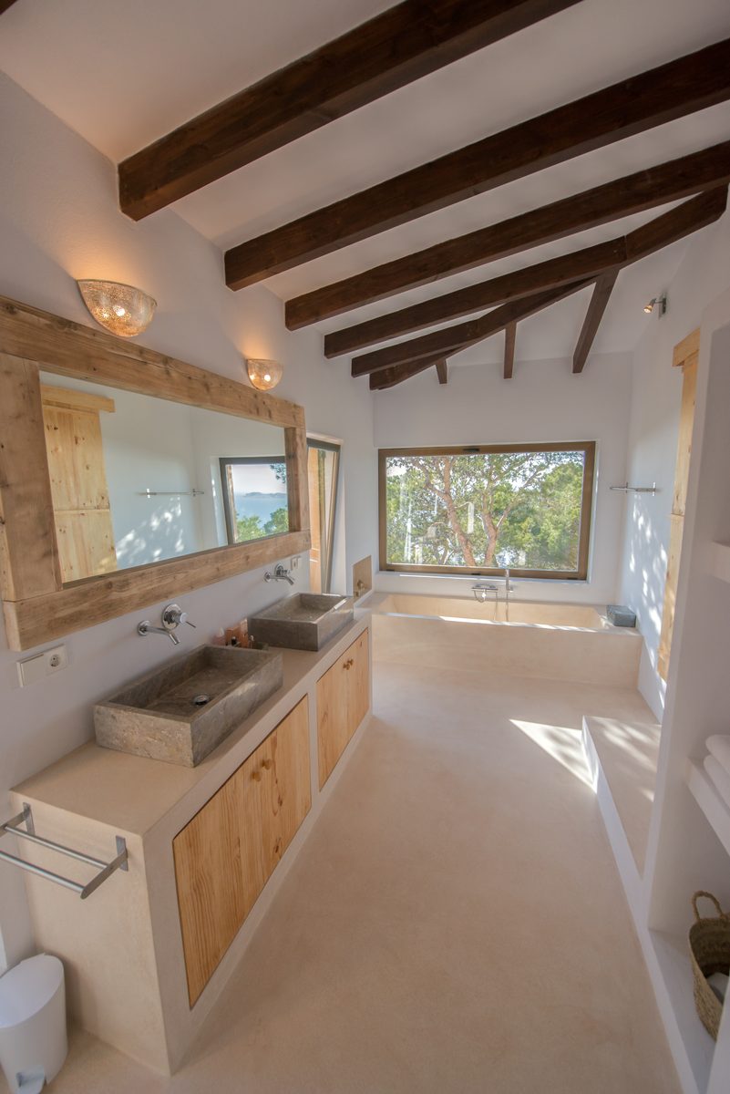 Main bathroom at Can Beteigeuze with bathtub and wooden beams