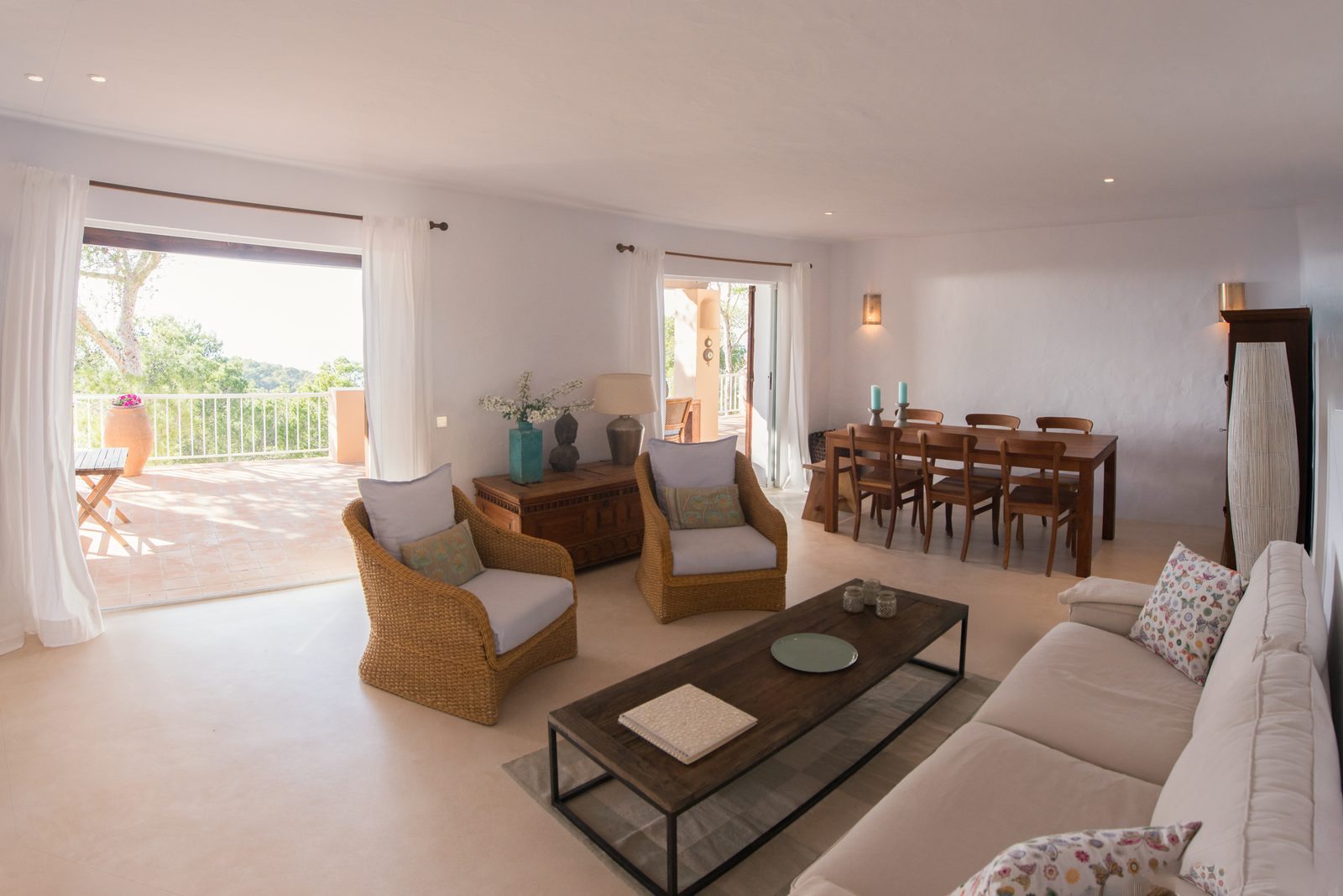 Living room overview showing dining area and shelving at Can Beteigeuze