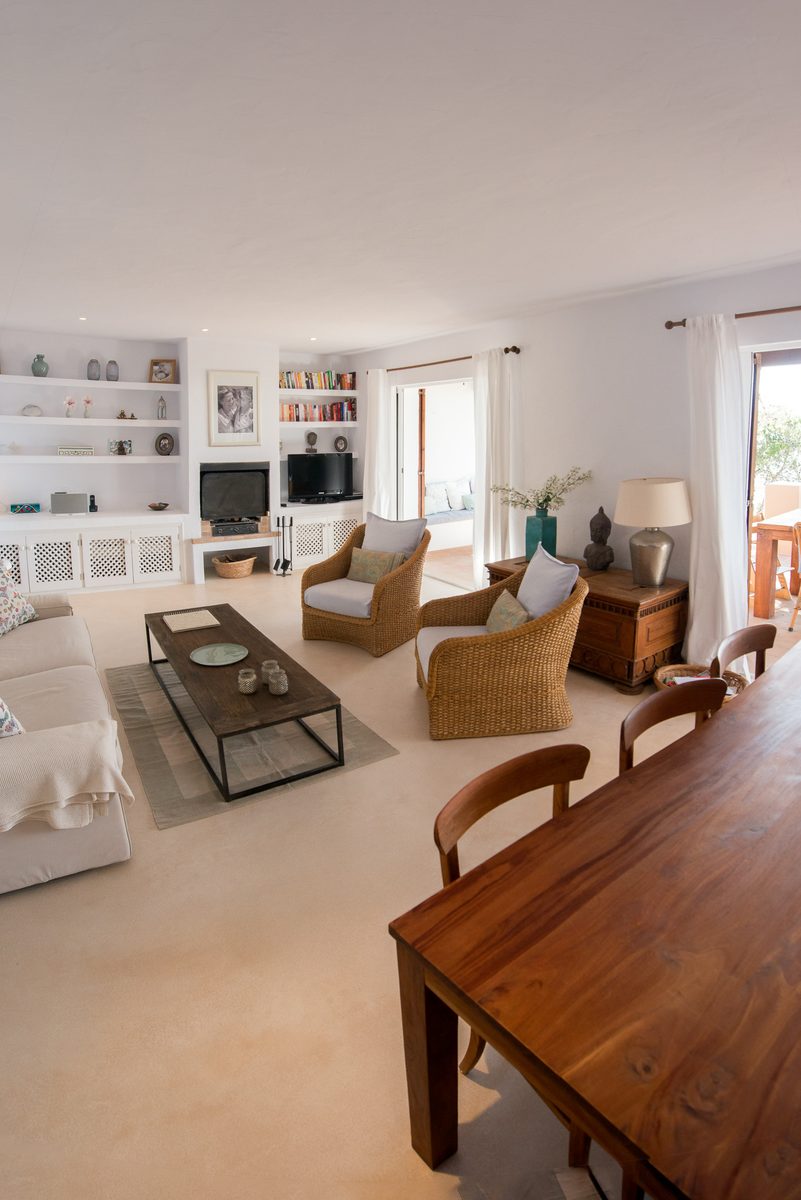 Spacious living room at Can Beteigeuze opening onto the terrace