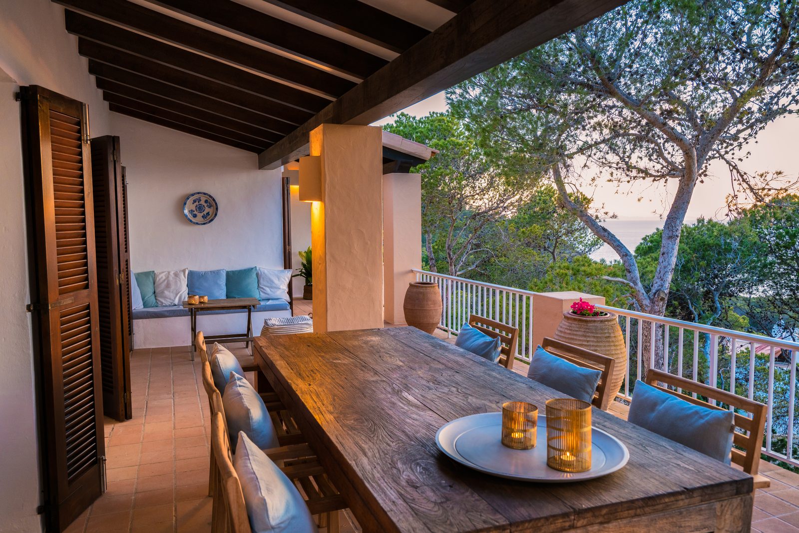 Can Beteigeuze terrace at dusk with sea view